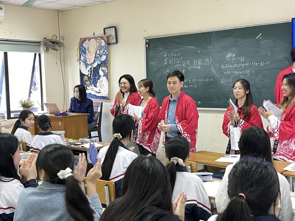 Cán bộ giảng viên giới thiệu với các bạn trẻ về Trường Đại học Việt Nhật