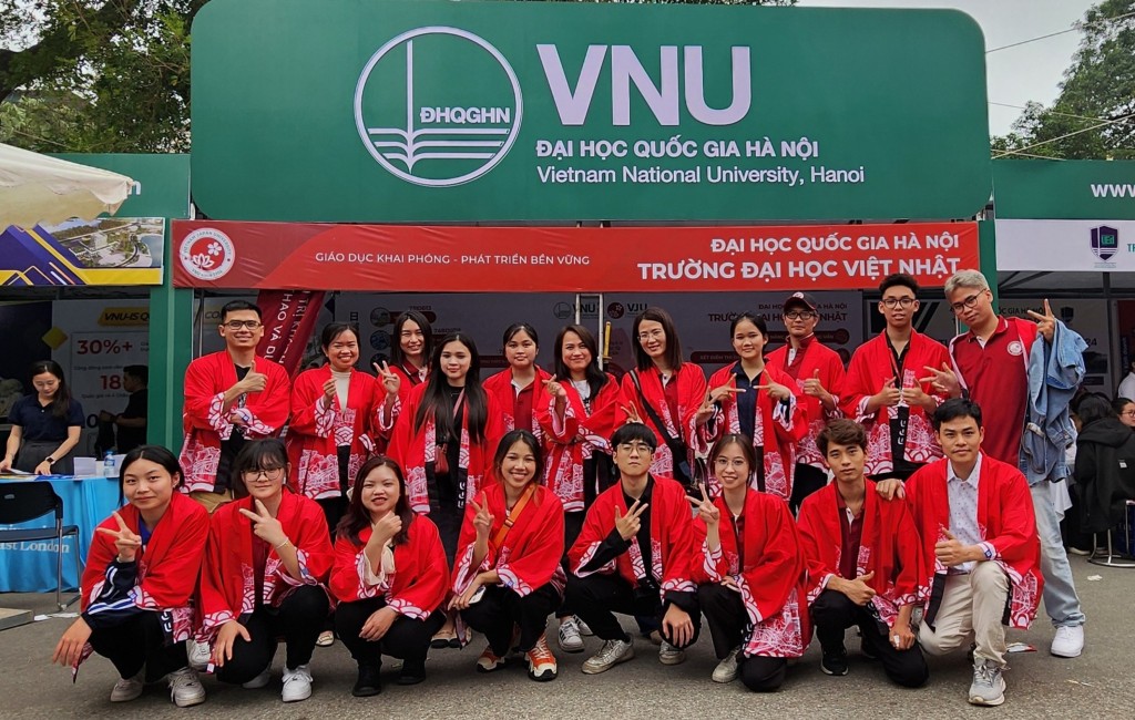 Cán bộ, giảng viên, sinh viên Trường Đại học Việt Nhật