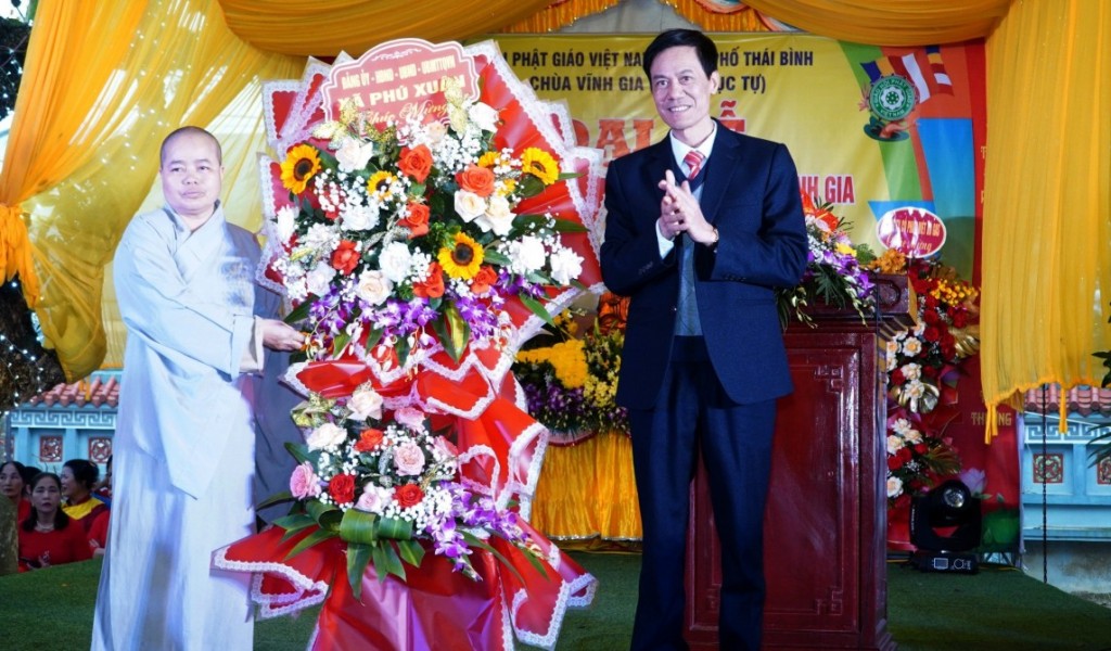 Lãnh đạo xã Phú Xuân tặng hoa nhà chùa