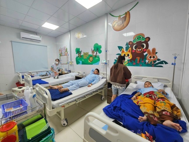 Bệnh nhân đang điều trị tại bệnh viện nghi ngộ độc thực phẩm do ăn cơm gà.