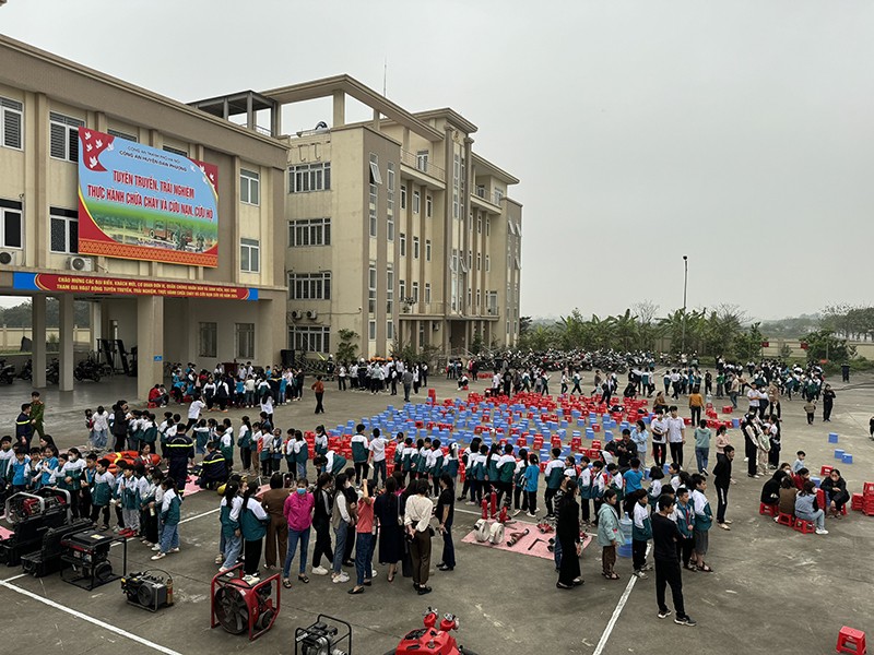 Hàng trăm người dân, học sinh, sinh viên tham gia trải nghiệm chữa cháy, cứu nạn tại trụ sở Công an huyện Đan Phượng