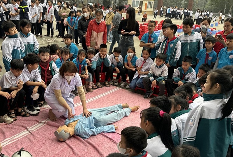 Học sinh trải nghiệm cách băng bó, sơ cứu người bị nạn