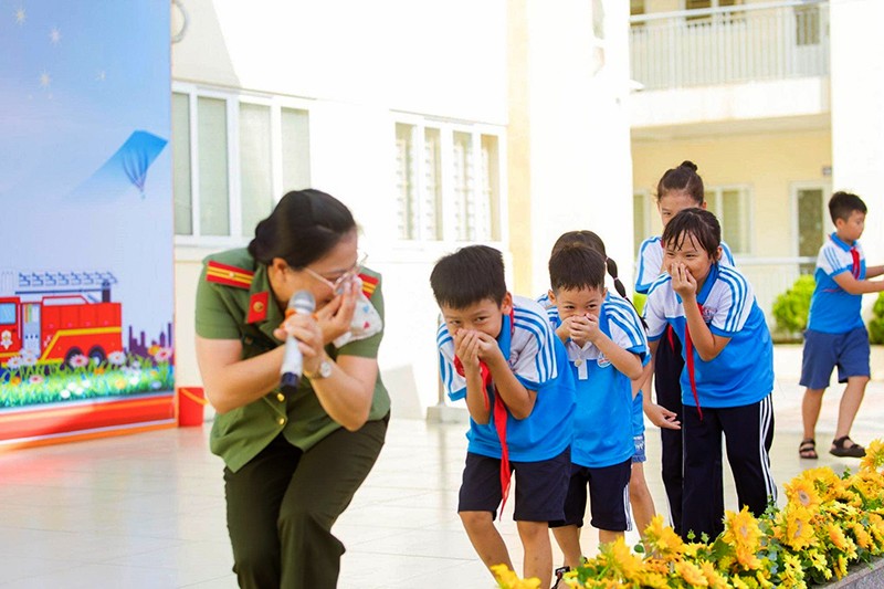 Các em học sinh huyện Gia Lâm hào hứng tham gia trải nghiệm làm lính cứu hỏa
