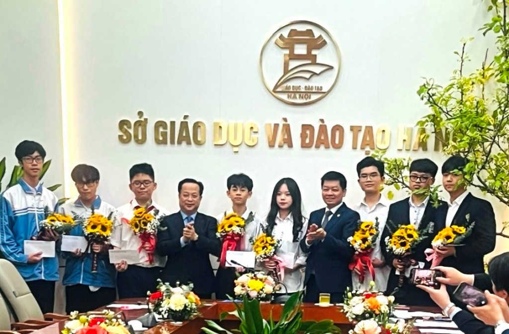 Lãnh đạo Sở Giáo dục và Đào tạo Hà Nội tặng hoa chúc mừng, động viên các học sinh có dự án dự thi cấp quốc gia.