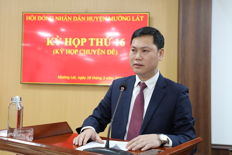 Tân Chủ tịch UBND huyện Mường Lát Trịnh Văn Thế phát biểu nhận nhiệm vụ.