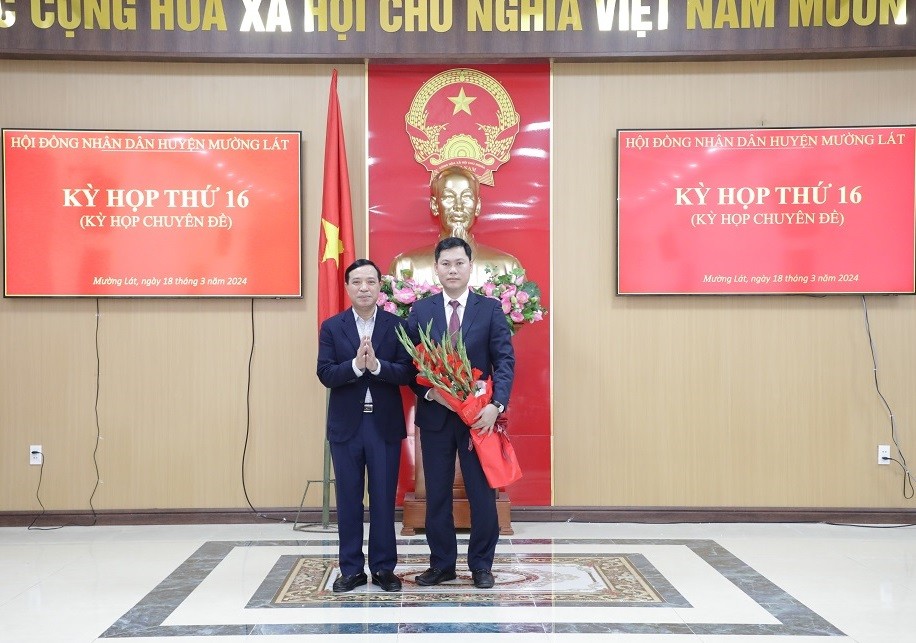 Phó Bí thư Thường trực Tỉnh ủy Lại Thế Nguyên tặng hoa chúc mừng đồng chí Trịnh Văn Thế nhận nhiệm vụ mới.