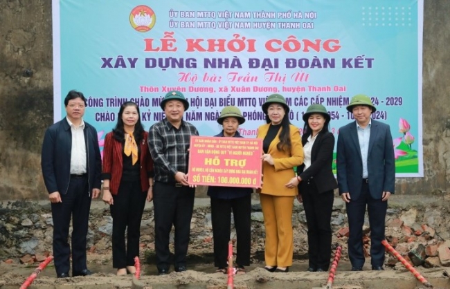 Trao kinh phí xây Nhà đại đoàn kết cho hộ nghèo huyện Thanh Oai