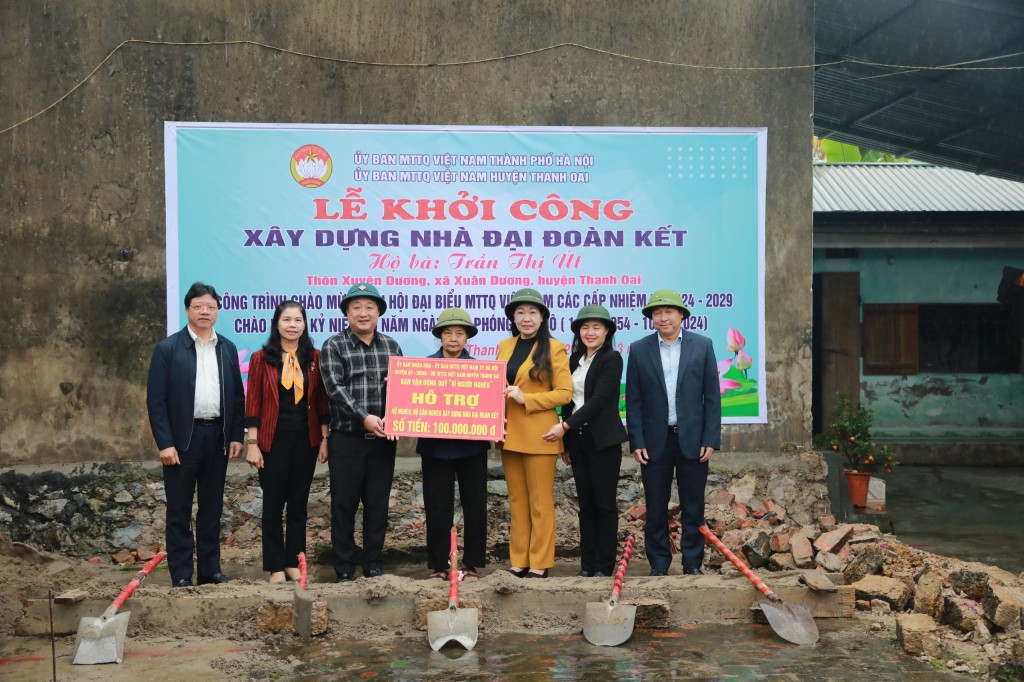 Trao kinh phí xây Nhà đại đoàn kết cho hộ nghèo huyện Thanh Oai