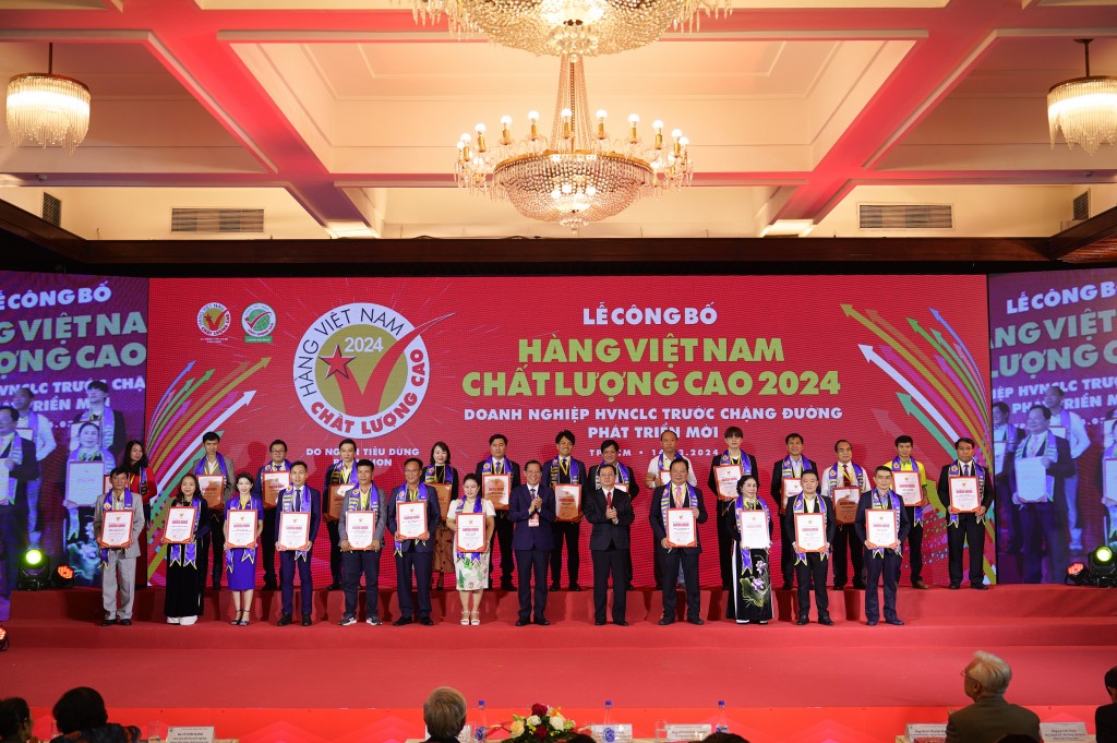 Đại diện các doanh nghiệp nhận Chứng nhận hàng Việt Nam chất lượng cao do người tiêu dùng bình chọn năm 2024