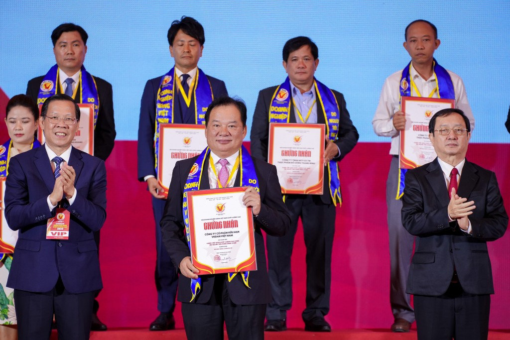 Ông Hwang Fa Jane, đại diện Vedan Việt Nam nhận chứng nhận Hàng Việt Nam chất lượng cao 2024 từ Ban tổ chức