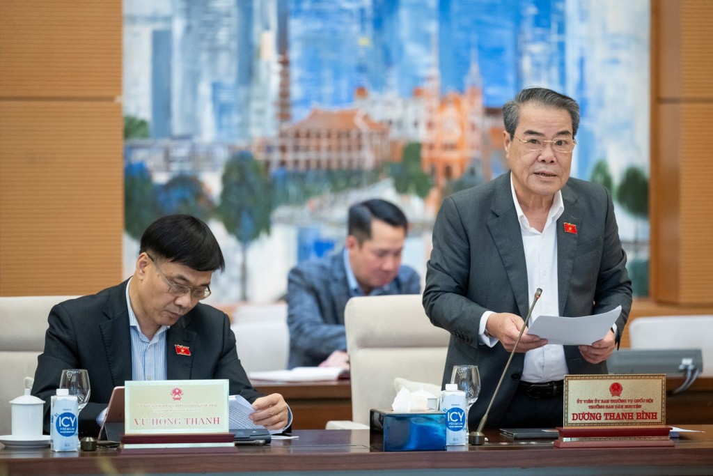 Trưởng ban Dân nguyện thuộc Ủy ban Thường vụ Quốc hội Dương Thanh Bình trình bày báo cáo.