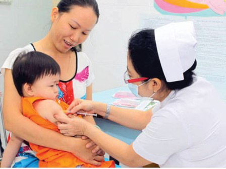 Trẻ đi tiêm vaccine sởi rubella