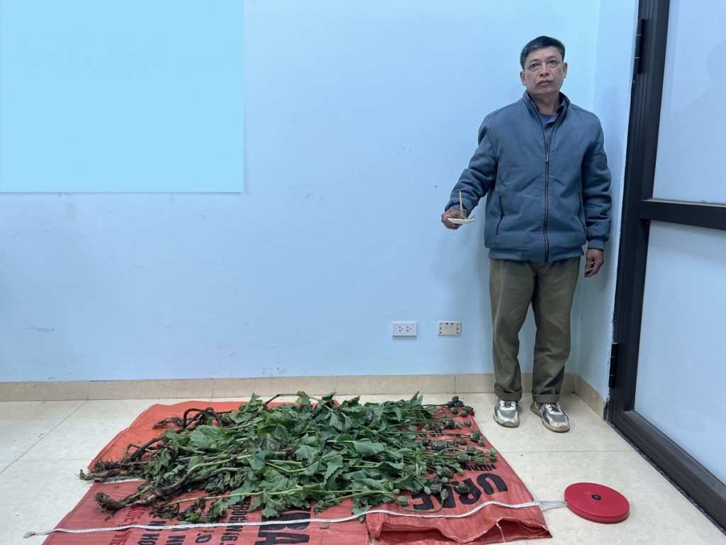 Đối tượng Phùng Văn Ton cùng toàn bộ vật chứng của vụ việc