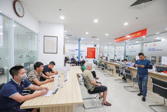 Người dân đi cấp đổi lại giấy phép lại xe tại Sở Giao thông vận tải Hà Nội