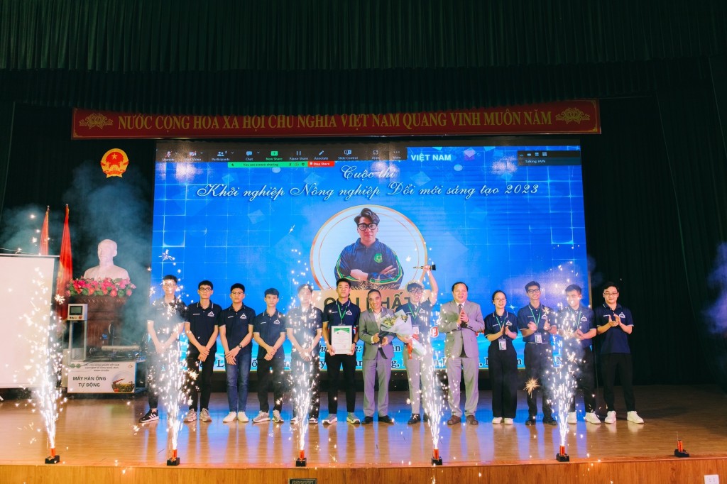 Ban tổ chức trao giải Nhất cho các tác giả của Dự án “Chế tạo máy hàn tự động” của sinh viên Học viện Nông nghiệp Việt Nam năm 2023