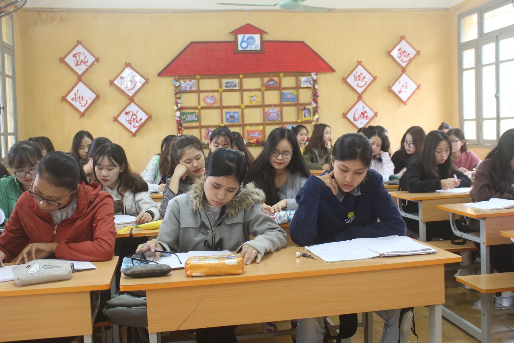 Sinh viên ngành sư phạm của trường Đại jhocj Thủ đô Hà Nội dự giờ  mẫu tại một trường phổ thông