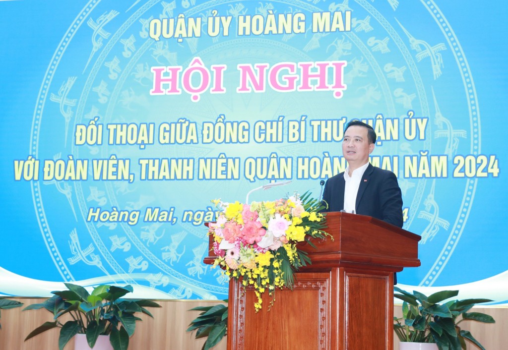 Đồng chí Nguyễn Xuân Linh, Bí thư Quận ủy Hoàng Mai trả lời câu hỏi của các bạn thanh niên tại hội nghị