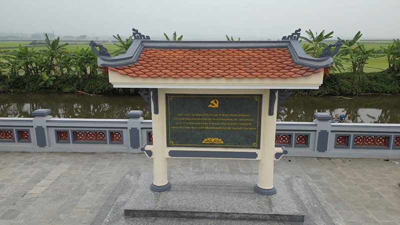 Bia lưu niệm Đại tướng Nguyễn Chí Thanh tại xã Tòng Bạt