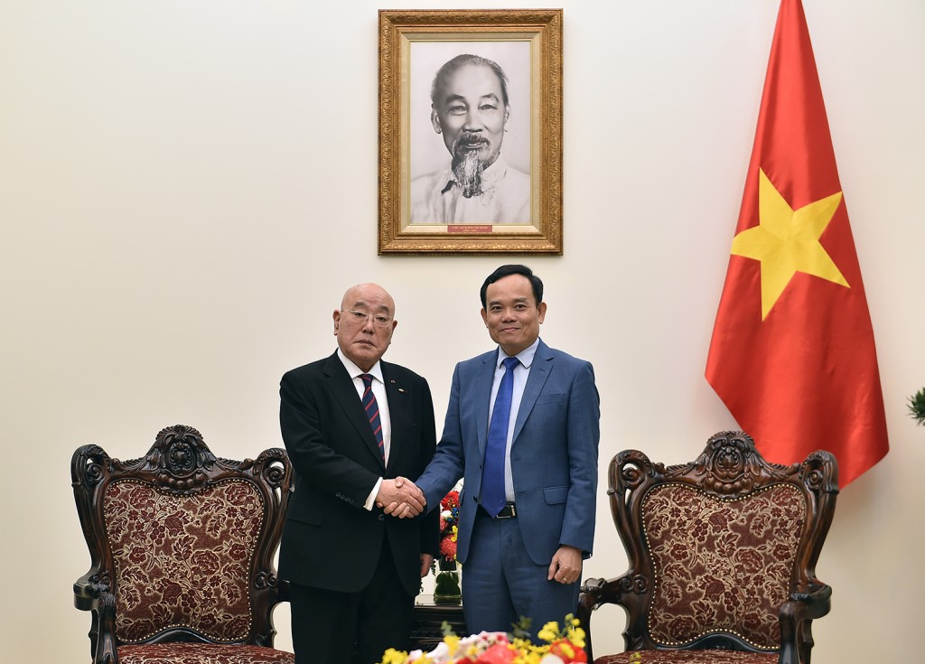 Phó Thủ tướng Trần Lưu Quang và ông Iijima Isao, Cố vấn Nội các Thủ tướng Nhật Bản Kishida - Ảnh: VGP/Hải Minh