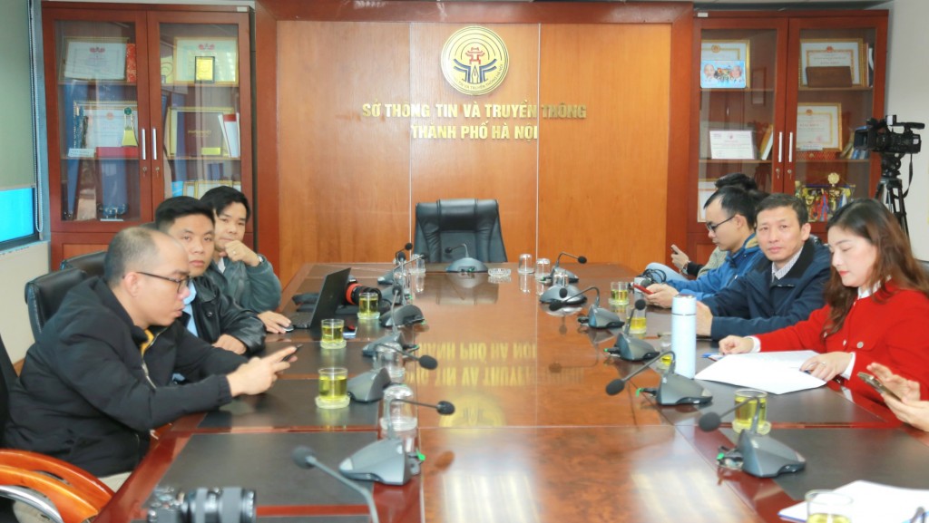 Đông đảo phóng viên các cơ quan báo chí Thủ đô có mặt tại điểm cầu Sở Thông tin và Truyền thông Hà Nội