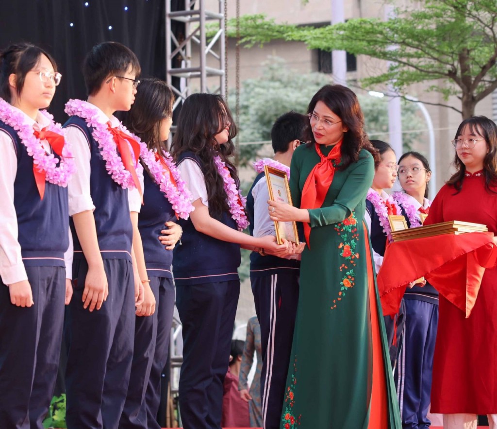 Nhà giáo Ưu tú Lê Kim Anh – Bí thư chi bộ, Hiệu trưởng trường THCS Cầu Giấy trao chứng nhận Chiến sĩ nhỏ Điện Biên
