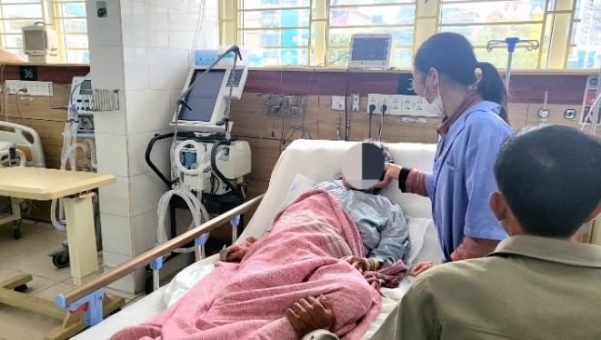Một bệnh nhân bị ngộ độc khí CO được điều trị tại Trung tâm Chống độc, Bệnh viện Bạch Mai. Ảnh: Quỳnh Mai.