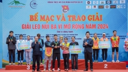 Đoàn viên thanh niên phấn khởi chinh phục đỉnh núi Ba Vì