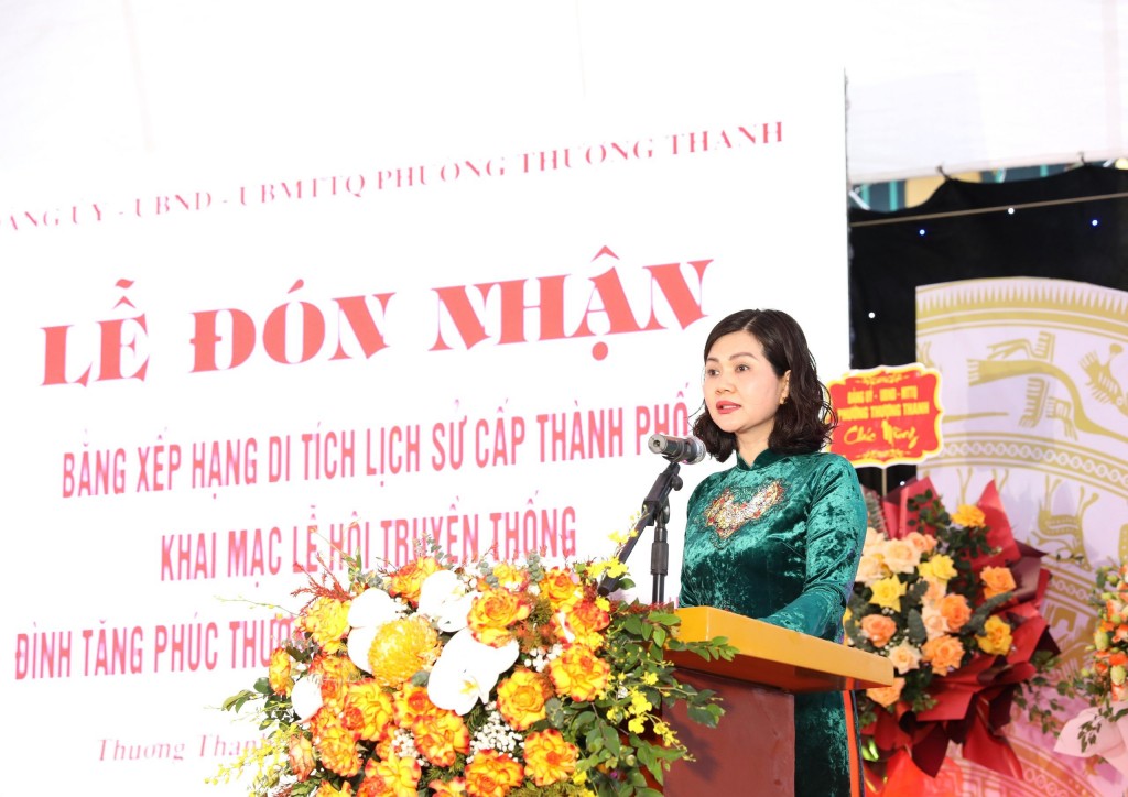 Phó Chủ tịch UBND quận Long Biên Đinh Thị Thu Hương phát biểu tại buổi lễ đón nhận bằng di tích lịch sử cấp thành phố