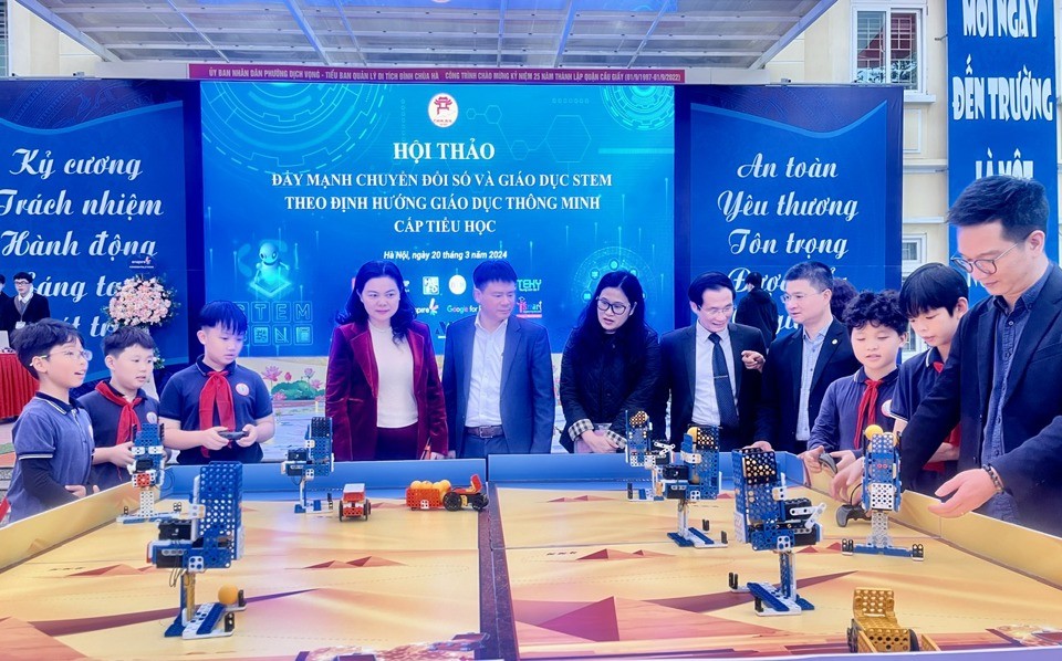 Phó Giám đốc Sở GD&amp;ĐT Hà Nội Trần Lưu Hoa cùng đại diện lãnh đạo quận Cầu Giấy thăm các gian trưng bày sản phẩm