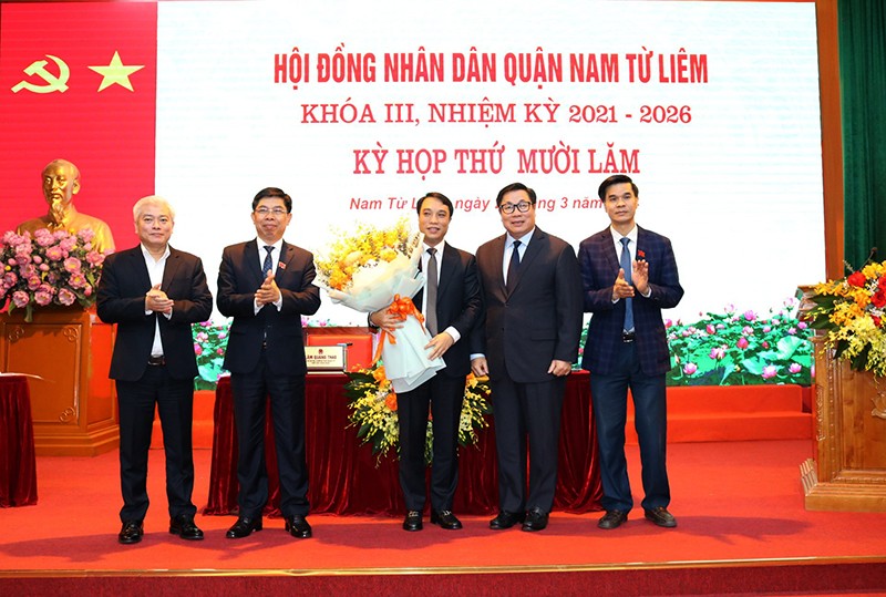 Các đồng chí lãnh đạo Quận uỷ, HĐND, UBND quận Nam Từ Liêm chúc mừng đồng chí Phùng Ngọc Sơn vừa được bầu làm Phó Chủ tịch UBND quận