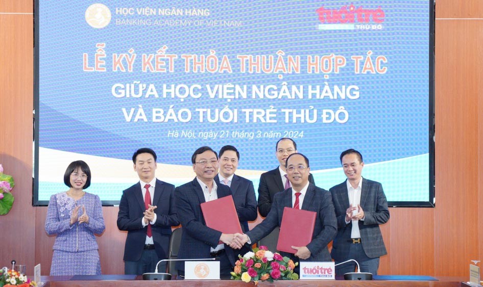 PGS.TS Mai Thanh Quế, Phó Giám đốc Phụ trách Ban Giám đốc Học viện Ngân hàng và đồng chí Nguyễn Mạnh Hưng, Tổng biên tập Báo Tuổi trẻ Thủ đô đã đại điện 2 đơn vị ký kết hợp tác.