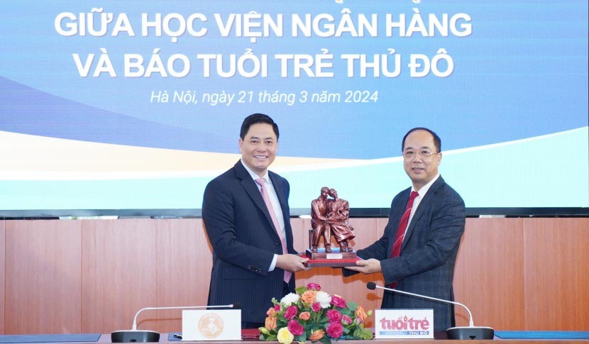 Lãnh đạo Báo Tuổi trẻ Thủ đô tặng quà cho Học viện Ngân hàng