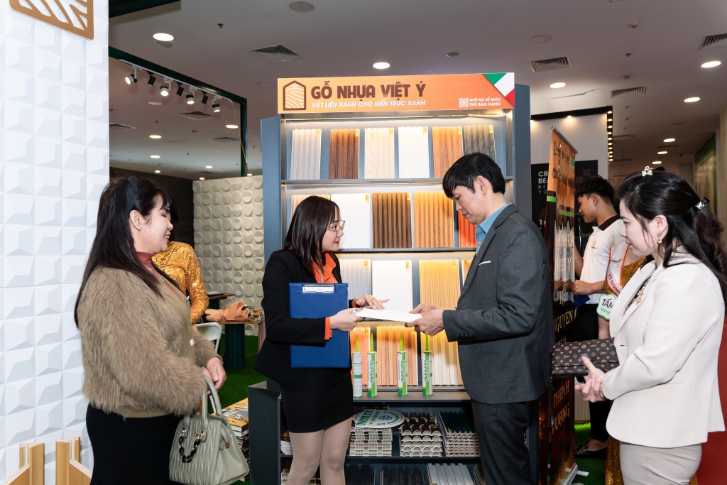Gian hàng triển lãm của Gỗ Nhựa Việt Ý thu hút đông đảo khách tham quan