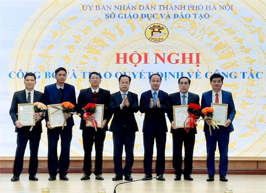 Giám đốc Sở GDĐT Trần Thế Cương cùng Phó Giám đốc Sở GDĐT Nguyễn Quang Tuấn trao Quyết định và tặng hoa các cán bộ quản lý các trường công lập.