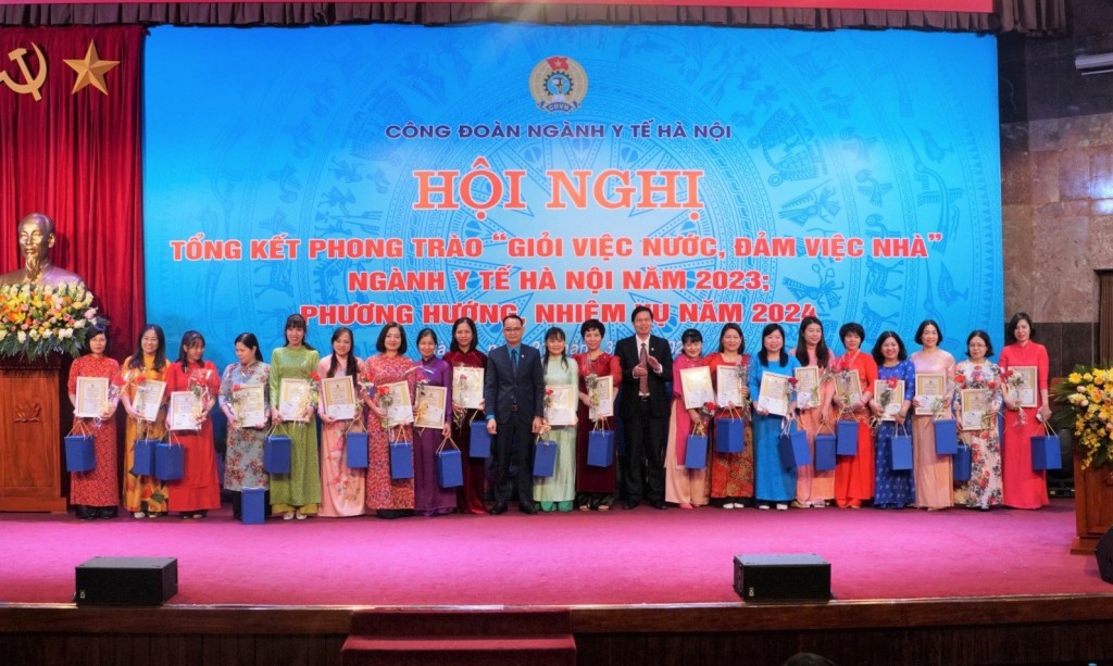 Các nữ cán bộ tiêu biểu được khen thưởng của ngành Y tế Hà Nội