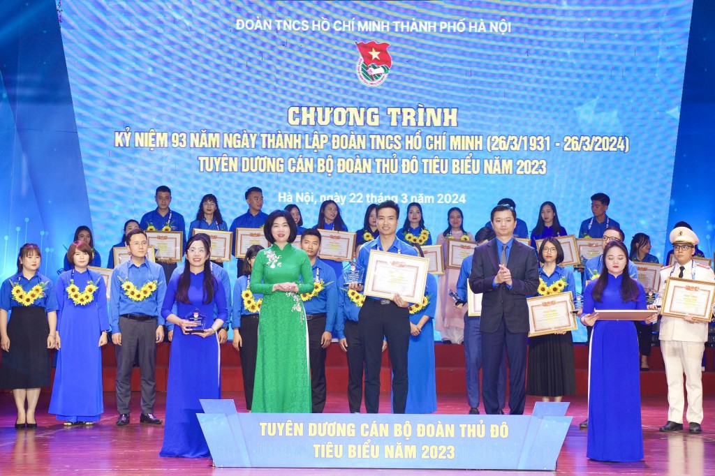 Đồng chí Nguyễn Minh Triết, Bí thư Ban Chấp hành Trung ương Đoàn, Chủ tịch Trung ương Hội Sinh viên Việt Nam và đồng chí Phùng Thị Hồng Hà, Ủy viên Ban Thường vụ Thành uỷ, Phó Chủ tịch Thường trực HĐND thành phố Hà Nội trao khen thưởng cán bộ Đoàn tiêu biểu Thủ đô