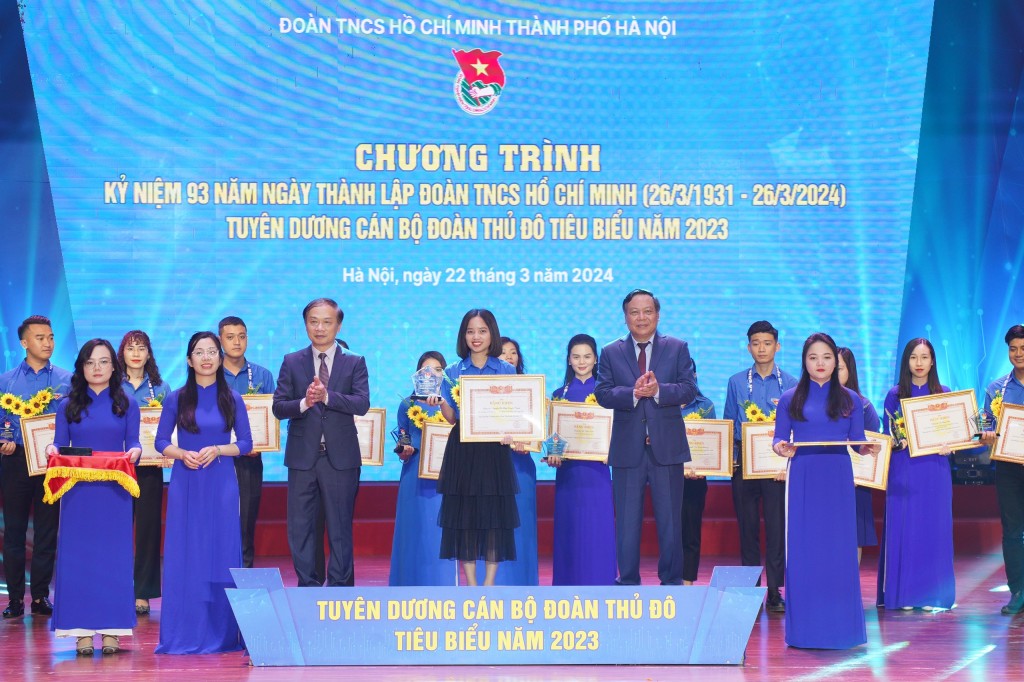 ồng chí: Phạm Tất Thắng, UVBCH Trung ương Đảng, Phó Trưởng ban Thường trực Ban Dân vận Trung ương và 