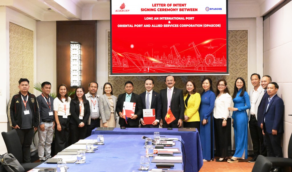 Lãnh đạo Dongtam Group và Lãnh đạo OPASCOR chứng kiến Nghi thức ký kết Ý định Thư giữa Cảng Quốc tế Long An, Việt Nam và Oriental Port and Allied Services Corporation (OPASCOR), Philippines chiều ngày 21/3/2024