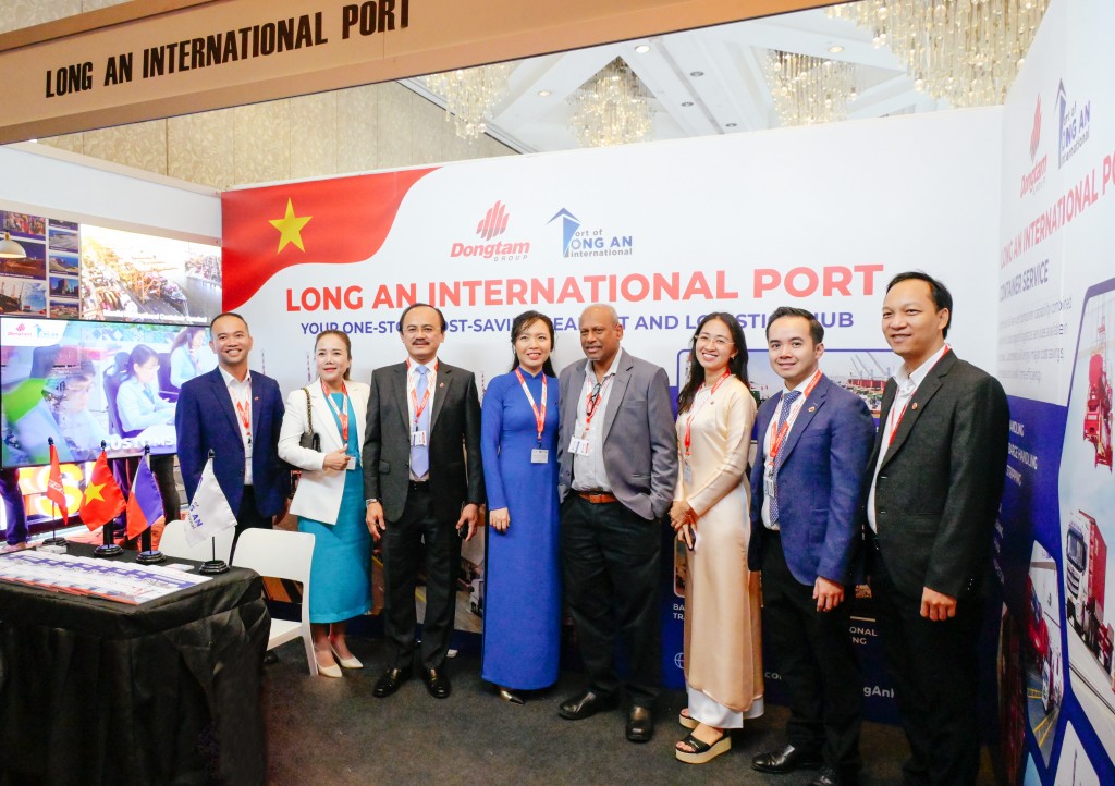 Gian hàng triển lãm của Cảng Quốc tế Long An tại Hội nghị và Triển lãm Cảng biển & Logistics Philippines thu hút đông đảo đại biểu tham quan, tìm hiểu cơ hội hợp tác.