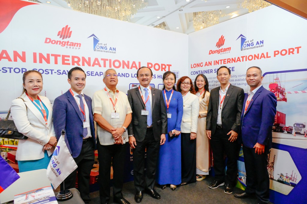  Ngày 20/3/2024, Thứ trưởng Bộ GTVT Philippines - Ông Elmer U. Sarmiento tham quan gian hàng triển lãm, chụp ảnh lưu niệm cùng Lãnh đạo Cảng Quốc tế Long An.