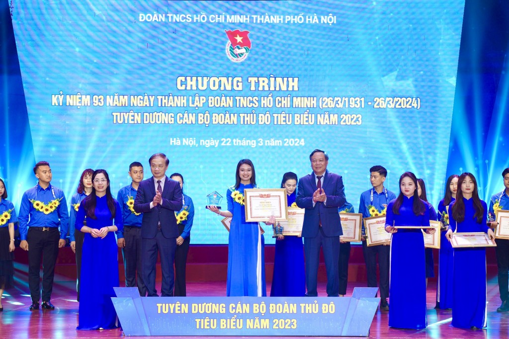 Đồng chí Phạm Tất Thắng, UVBCH Trung ương Đảng, Phó Trưởng ban Thường trực Ban Dân vận Trung ương và đồng chí Nguyễn Văn Phong, Phó Bí thư Thành ủy Hà Nội trao khen thưởng tới cán bộ Đoàn tiêu biểu Thủ đô