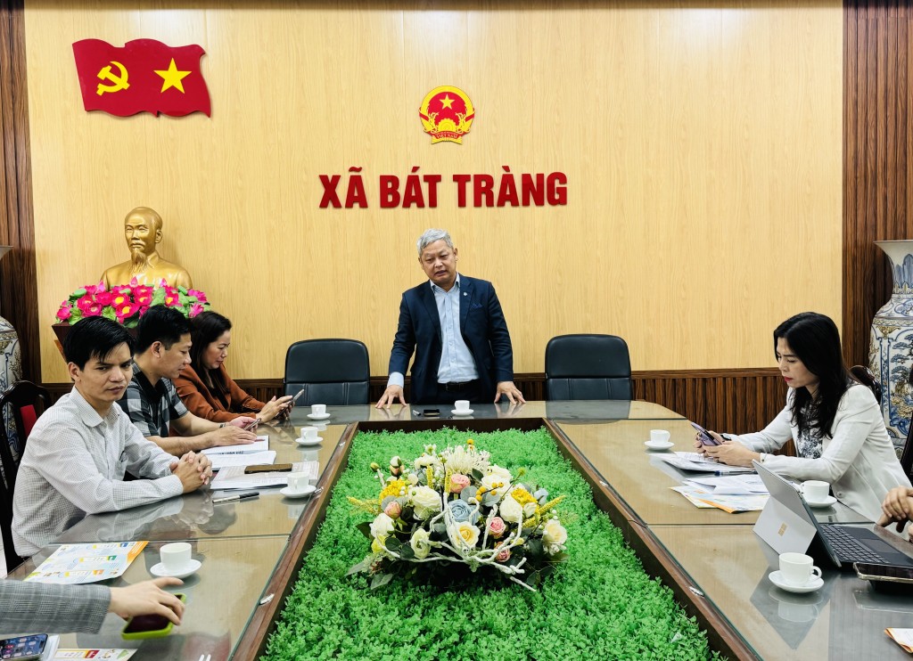 đồng chí Bùi Minh Hoàng - Trưởng phòng Xây dựng Nếp sống văn hóa và Gia đình (Sở Văn hóa và Thể thao Hà Nội) phát biểu trong buổi kiểm tra công tác chuẩn bị lễ hội tại Bát Tràng