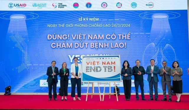 Bộ Trưởng Bộ Y Tế Đào Hồng Lan cùng đại diện các đối tác ký tên thể hiện cam kết chấm dứt bệnh lao tại Việt Nam.