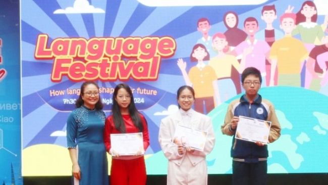 Học sinh Nguyễn Du phô diễn tài năng trong ngày hội ngôn ngữ