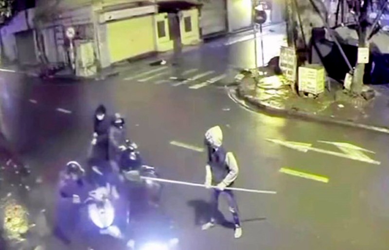 Camera ghi lại hình ảnh nhóm “cướp nhí” mang tuýp sắt gắn dao phóng lợn, chặn đường cướp tài sản trong đêm