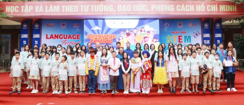Học sinh Nguyễn Du phô diễn tài năng trong ngày hội ngôn ngữ