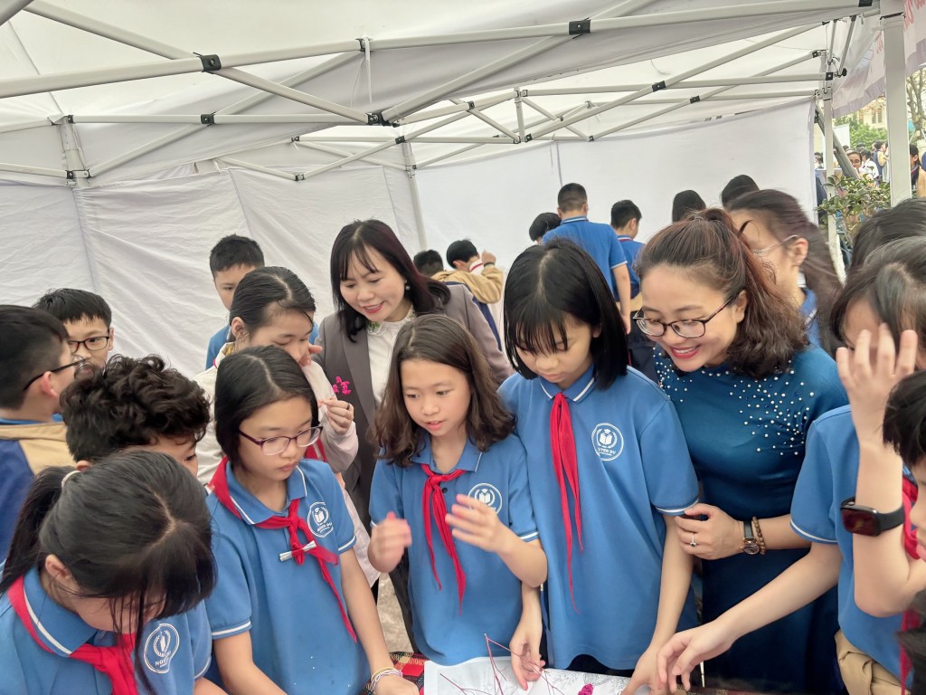 Ngày hội STEM - nuôi dưỡng ước mơ nhà khoa học tương lai Ngày hội STEM - nuôi dưỡng ước mơ nhà khoa học tương lai
