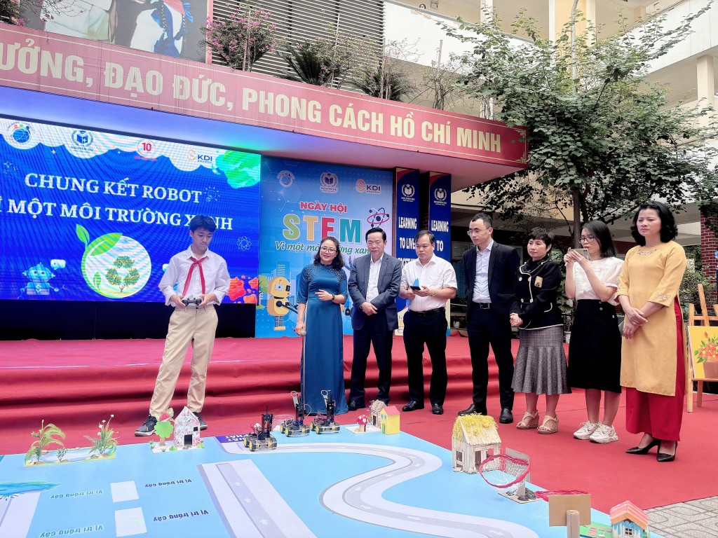 Ngày hội STEM - nuôi dưỡng ước mơ nhà khoa học tương lai Ngày hội STEM - nuôi dưỡng ước mơ nhà khoa học tương lai