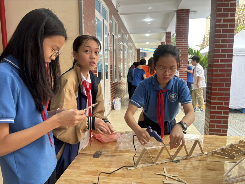 Ngày hội STEM - nuôi dưỡng ước mơ nhà khoa học tương lai Ngày hội STEM - nuôi dưỡng ước mơ nhà khoa học tương lai