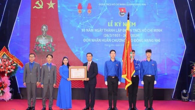 Đoàn Thanh niên quận Hoàng Mai đón nhận Huân chương Lao động hạng Nhì
